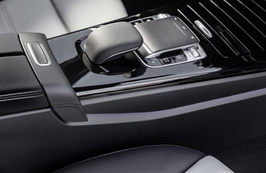 Piano-black center console with leather shifter surround